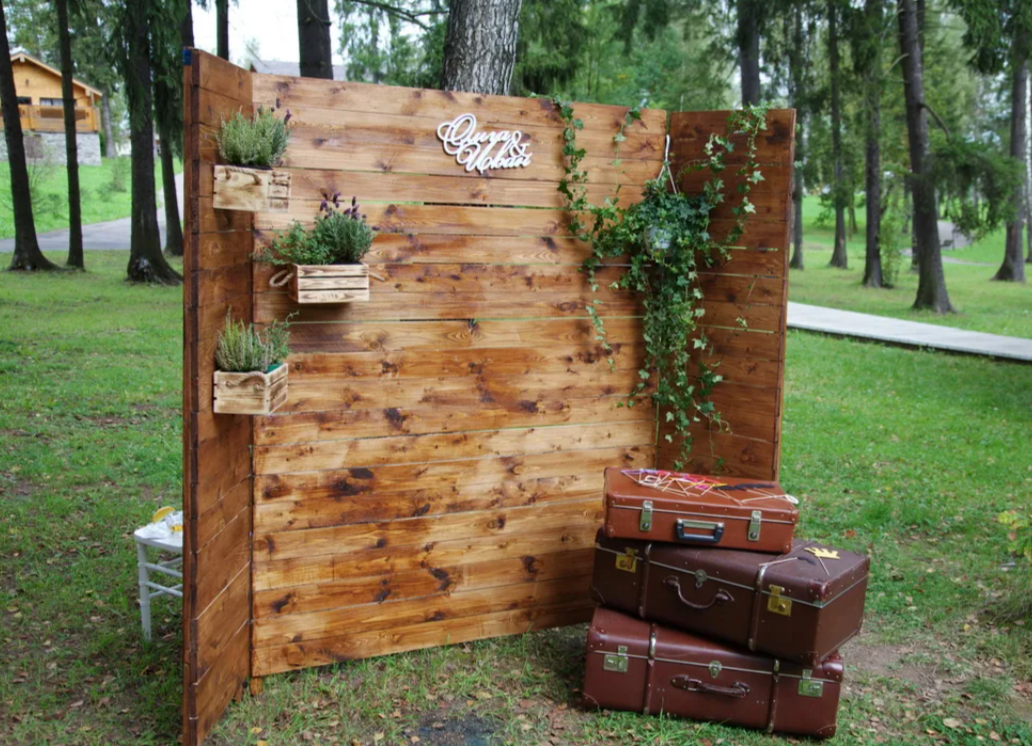 Фотозона с декоративными предметами